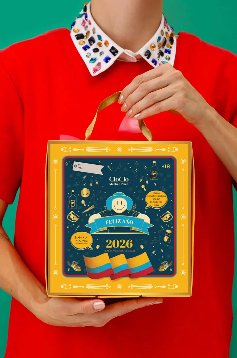 Kit de Año Viejo colombiano con muñeco tradicional, caja decorativa y objetos rituales para diciembre. Ritual de fin de año hecho en Colombia por CloClo Marketplace.