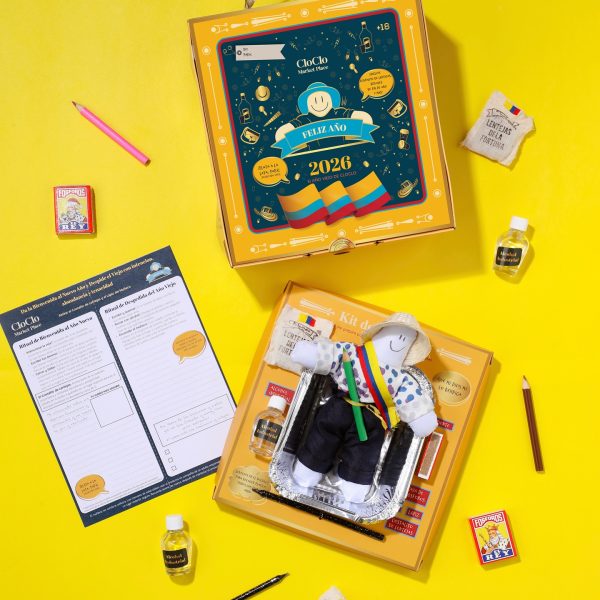 Elementos rituales del Kit de Año Viejo de CloClo Marketplace: carta de intención, costalito de lentejas, fósforos y objetos simbólicos hechos a mano para el ritual colombiano de diciembre.