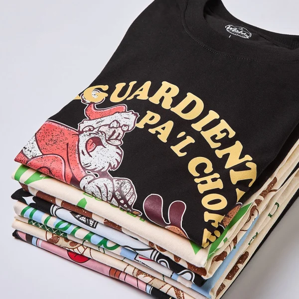 Camiseta colombiana “Aguardiente pa’l chofer” — disponible unisex de CloClo Marketplace, inspirada en las fiestas y tradiciones decembrinas de Colombia.