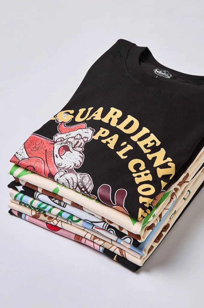 Camiseta colombiana “Aguardiente pa’l chofer” — disponible unisex de CloClo Marketplace, inspirada en las fiestas y tradiciones decembrinas de Colombia.