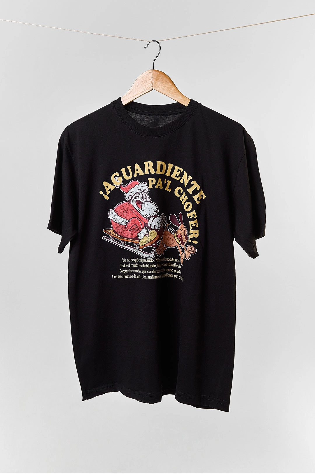 Camiseta colombiana “Aguardiente pa’l chofer” — diseño unisex disponible en CloClo Marketplace, inspirada en las fiestas y tradiciones decembrinas de Colombia.