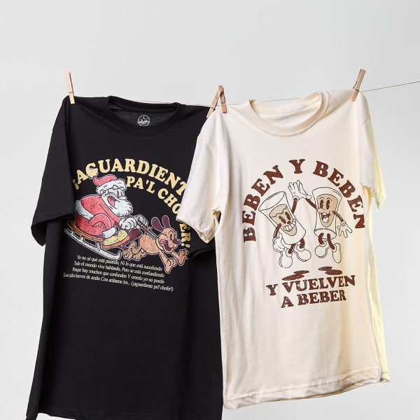 Detalle del estampado “Beben y Beben” en camiseta navideña colombiana de Cloclo Marketplace. Diseño con doble sentido inspirado en el villancico y la tradición decembrina.