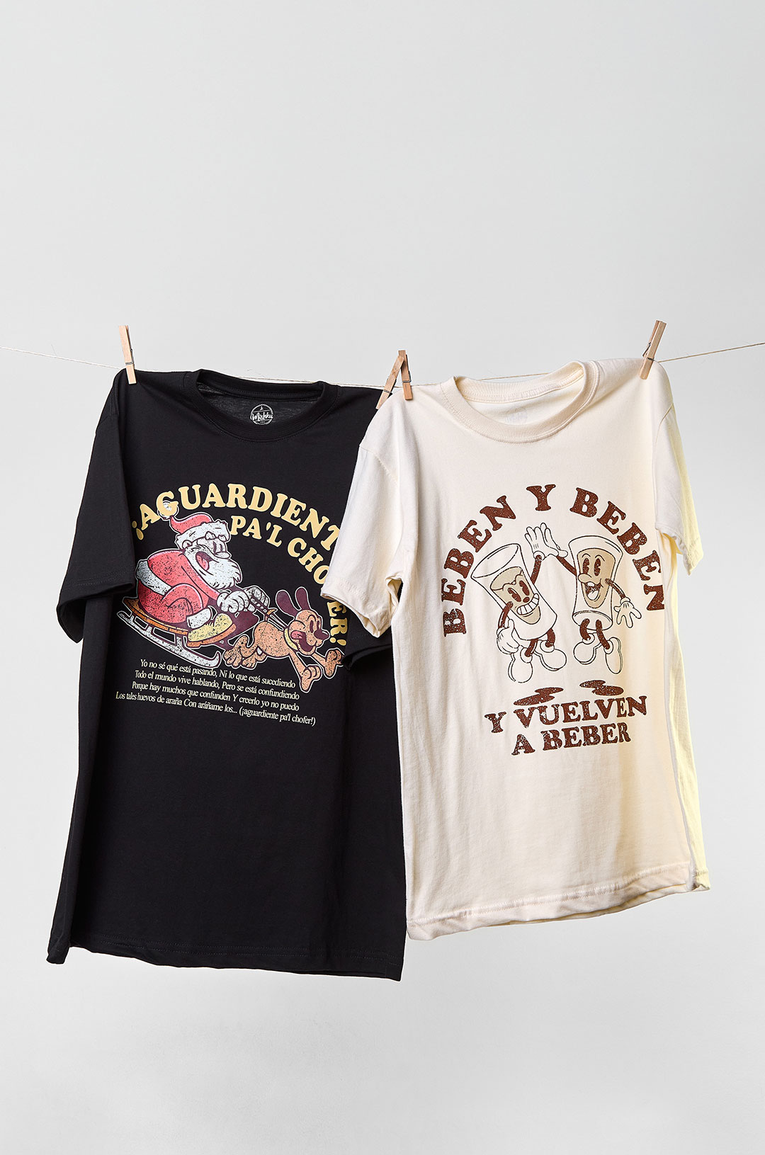 Detalle del estampado “Beben y Beben” en camiseta navideña colombiana de Cloclo Marketplace. Diseño con doble sentido inspirado en el villancico y la tradición decembrina.
