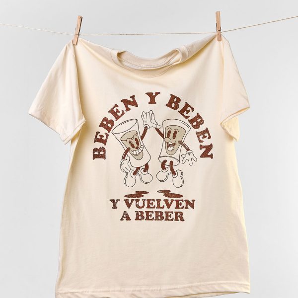 Detalle del estampado “Beben y Beben” en camiseta navideña colombiana de Cloclo Marketplace. Diseño con doble sentido inspirado en el villancico y la tradición decembrina.