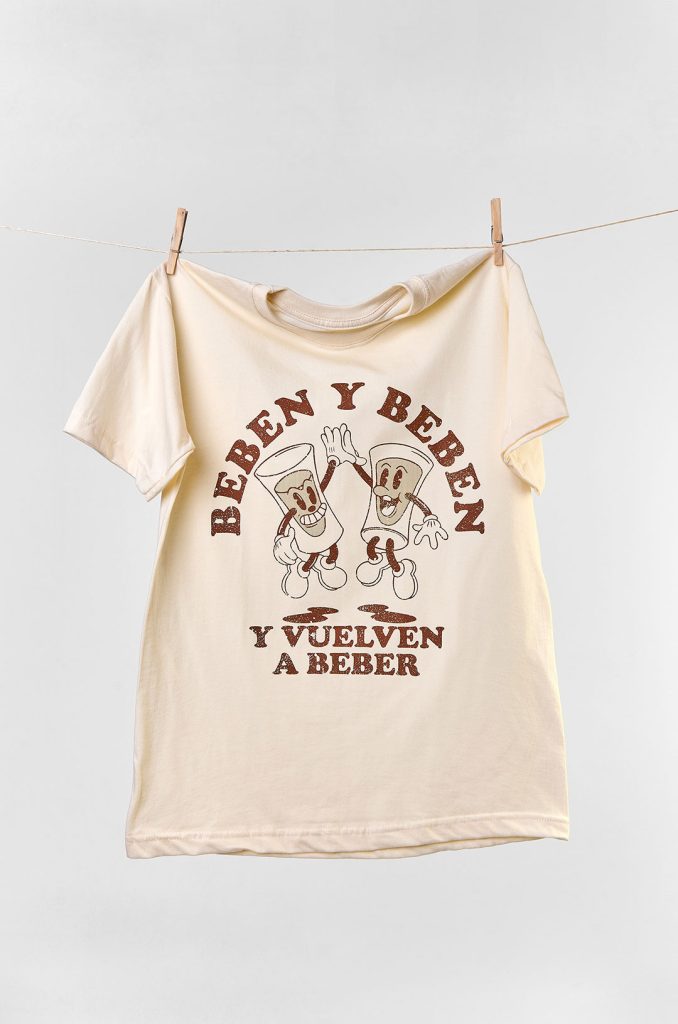 Detalle del estampado “Beben y Beben” en camiseta navideña colombiana de Cloclo Marketplace. Diseño con doble sentido inspirado en el villancico y la tradición decembrina.