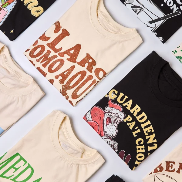 Camiseta colombiana “Claro como aquí está el bobo”, inspirada en el humor popular y las canciones de fonda. Ropa de CloClo Marketplace con diseño retro y sello 100 % colombiano.