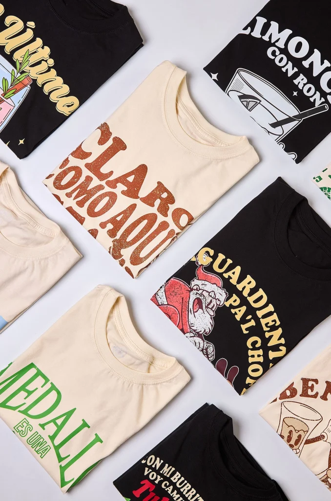 Camiseta colombiana “Claro como aquí está el bobo”, inspirada en el humor popular y las canciones de fonda. Ropa de CloClo Marketplace con diseño retro y sello 100 % colombiano.