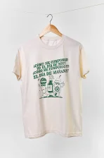 Camiseta colombiana “¿Cómo me compongo yo?”, inspirada en la música decembrina antioqueña y la tradición navideña de Colombia. Ropa de CloClo Marketplace hecha en algodón, con diseño retro y alma paisa.