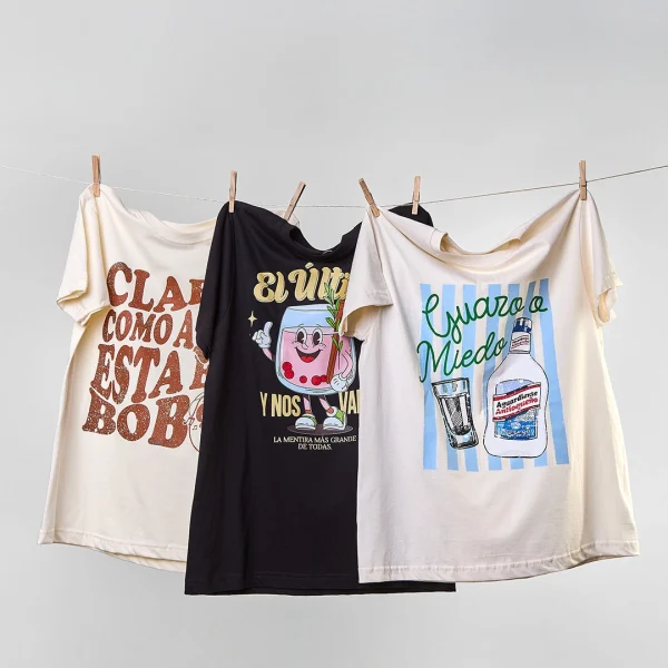 Camiseta colombiana “Guaro o miedo”, inspirada en el humor y la rumba decembrina. Ropa de CloClo Marketplace hecha en algodón, perfecta para brindar y perderle el miedo al guayabo.