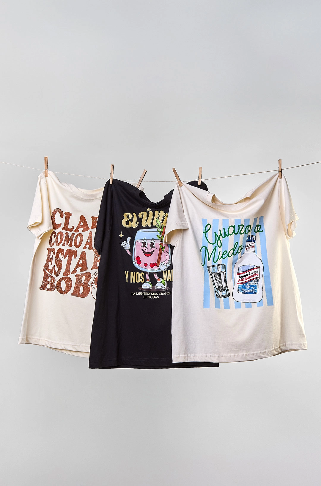 Camiseta colombiana “Guaro o miedo”, inspirada en el humor y la rumba decembrina. Ropa de CloClo Marketplace hecha en algodón, perfecta para brindar y perderle el miedo al guayabo.