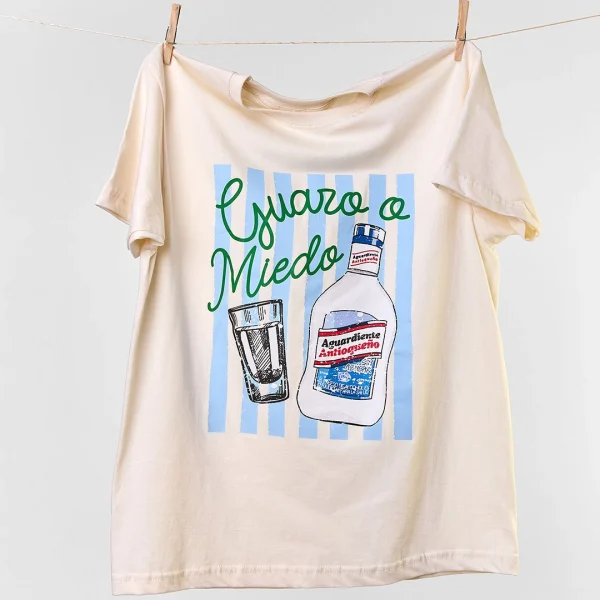 Camiseta colombiana “Guaro o miedo”, inspirada en el humor y la rumba decembrina. Ropa de CloClo Marketplace hecha en algodón, perfecta para brindar y perderle el miedo al guayabo.