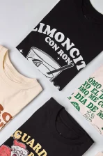 Camiseta colombiana “Limoncito con ron” — diseño unisex y decembrino de CloClo Marketplace, inspirada en la música tropical y el sabor de las fiestas colombianas.