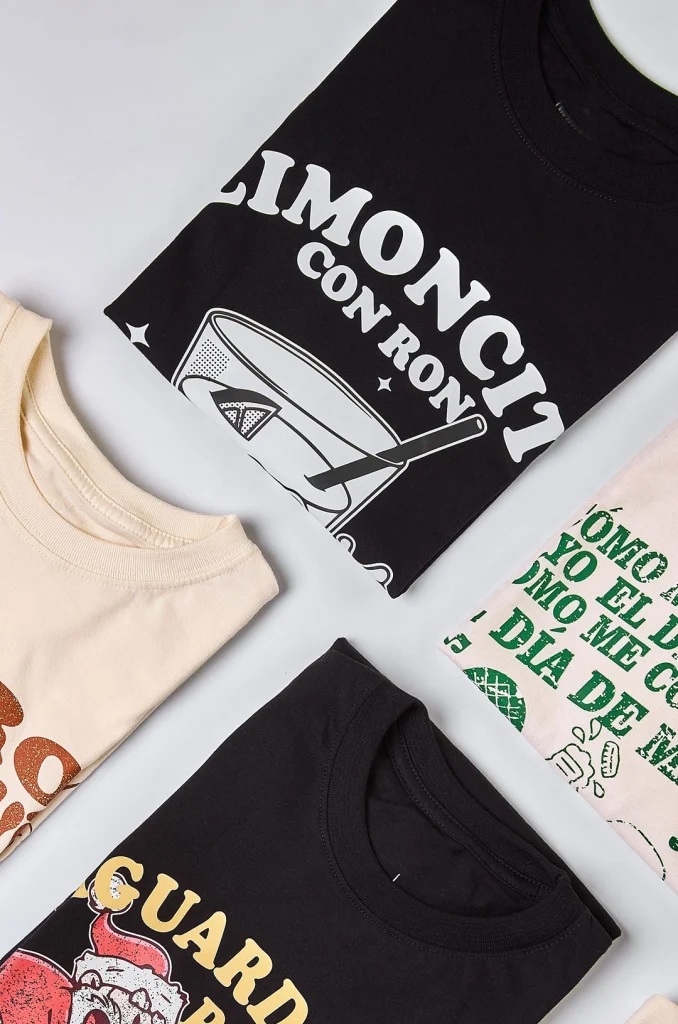 Camiseta colombiana “Limoncito con ron” — diseño unisex y decembrino de CloClo Marketplace, inspirada en la música tropical y el sabor de las fiestas colombianas.