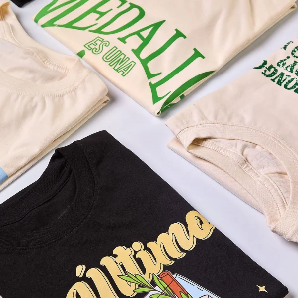 Camiseta colombiana “Medallo es una chimba”, ropa urbana con orgullo paisa y diseño retro de CloClo Marketplace. Hecha en algodón, perfecta para quienes aman Medellín y su energía.