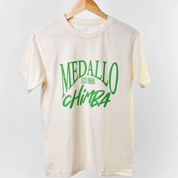 Camiseta colombiana “Medallo es una chimba”, ropa urbana con orgullo paisa y diseño retro de CloClo Marketplace. Hecha en algodón, perfecta para quienes aman Medellín y su energía.