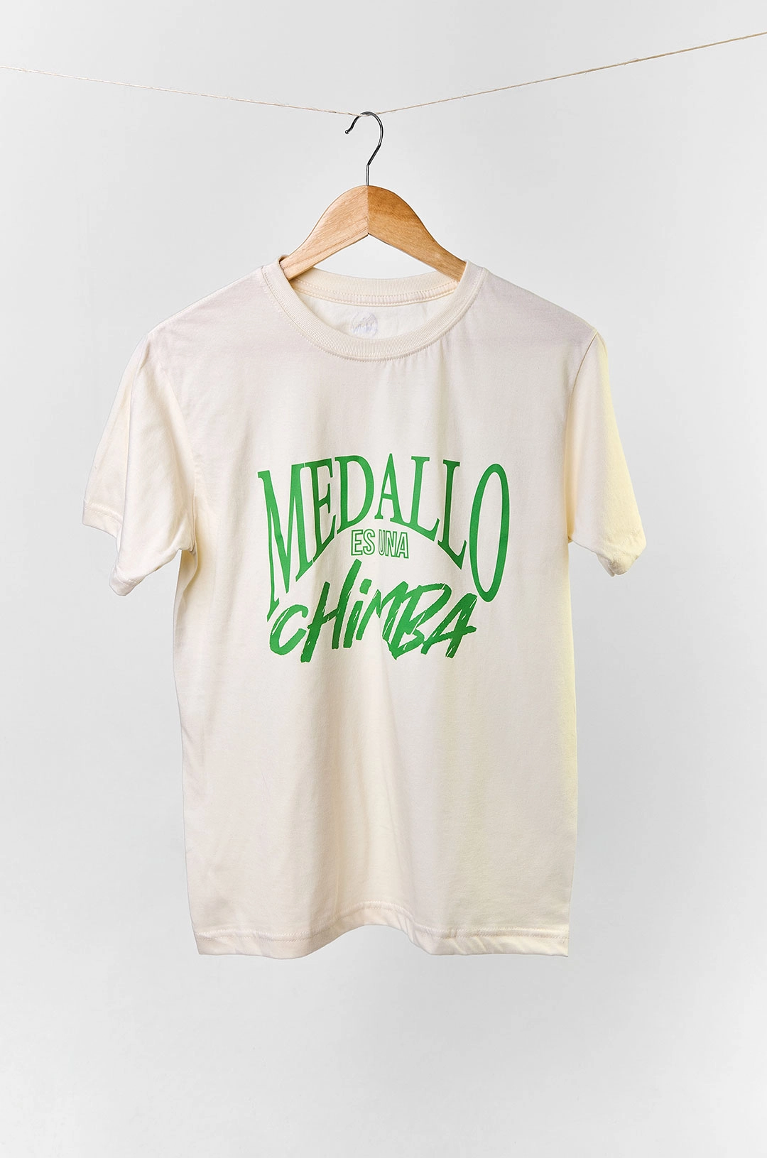 Camiseta colombiana “Medallo es una chimba”, ropa urbana con orgullo paisa y diseño retro de CloClo Marketplace. Hecha en algodón, perfecta para quienes aman Medellín y su energía.