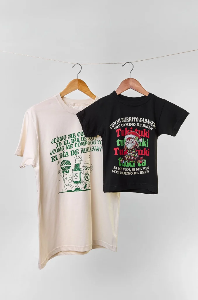Camiseta infantil Mi Burrito Sabanero – ropa navideña colombiana para niños, con diseño colorido y villancico tradicional de diciembre.