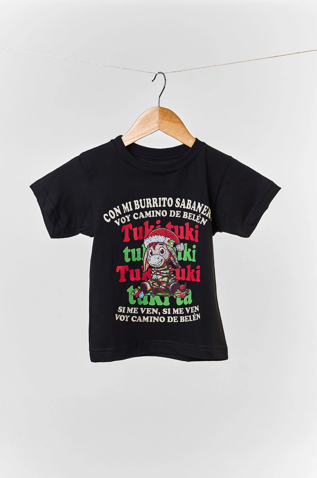 CLO-CAM-BURR-INFANTIL – Camiseta Mi Burrito Sabanero | CloClo Marketplace Camiseta infantil Mi Burrito Sabanero – ropa navideña colombiana para niños, con diseño colorido y villancico tradicional de diciembre.