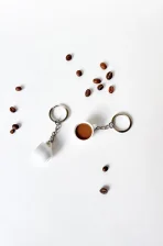 Llavero de tinto colombiano, accesorio con diseño de café típico para colombianos en USA.