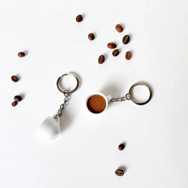 Llavero de tinto colombiano, accesorio con diseño de café típico para colombianos en USA.