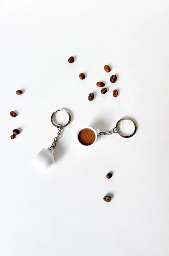 Llavero de tinto colombiano, accesorio con diseño de café típico para colombianos en USA.