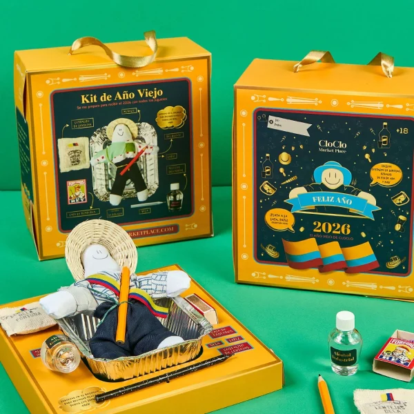 Elementos rituales del Kit de Año Viejo de CloClo Marketplace: carta de intención, costalito de lentejas, fósforos y objetos simbólicos hechos a mano para el ritual colombiano de diciembre.