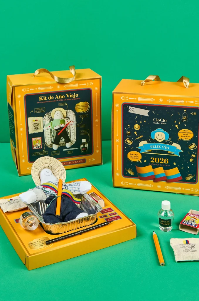 Elementos rituales del Kit de Año Viejo de CloClo Marketplace: carta de intención, costalito de lentejas, fósforos y objetos simbólicos hechos a mano para el ritual colombiano de diciembre.