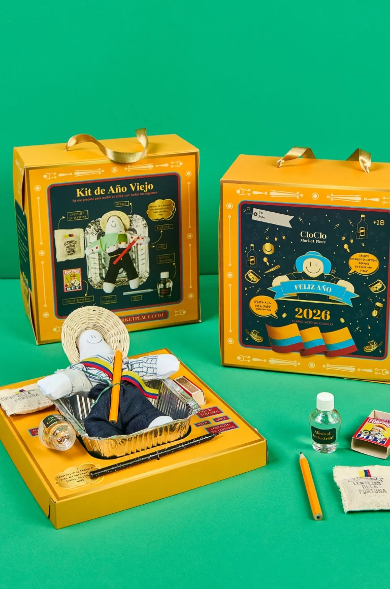Elementos rituales del Kit de Año Viejo de CloClo Marketplace: carta de intención, costalito de lentejas, fósforos y objetos simbólicos hechos a mano para el ritual colombiano de diciembre.