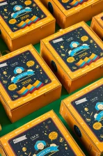 Elementos rituales del Kit de Año Viejo de CloClo Marketplace: carta de intención, costalito de lentejas, fósforos y objetos simbólicos hechos a mano para el ritual colombiano de diciembre.