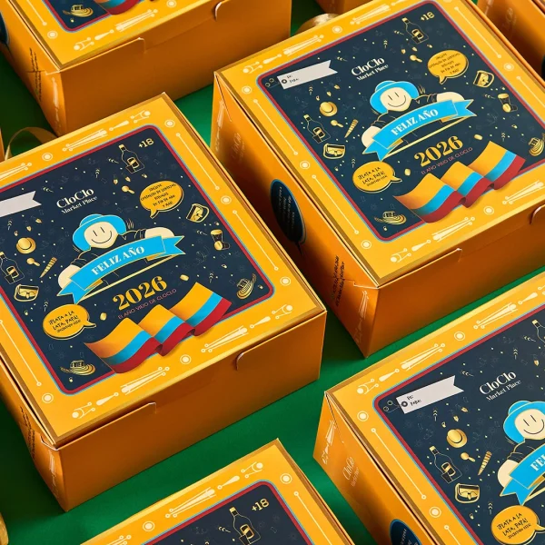 Elementos rituales del Kit de Año Viejo de CloClo Marketplace: carta de intención, costalito de lentejas, fósforos y objetos simbólicos hechos a mano para el ritual colombiano de diciembre.